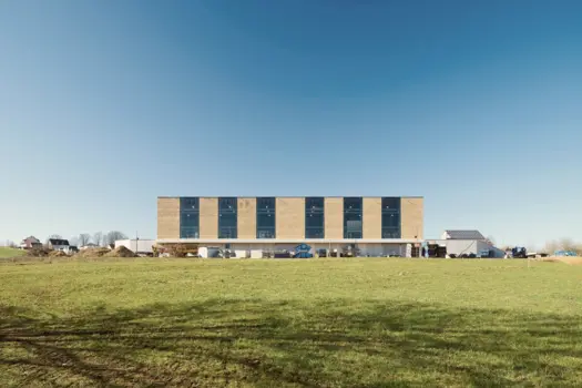 Lehmraum – Produktionshalle aus Erde
