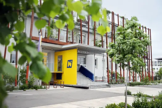 Vertikalbegrünung & Vorplatzgestaltung der Bezirkshauptmannschaft Neunkirchen