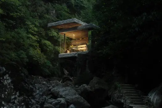 The Drifting Stones: the Stacks & the Hut